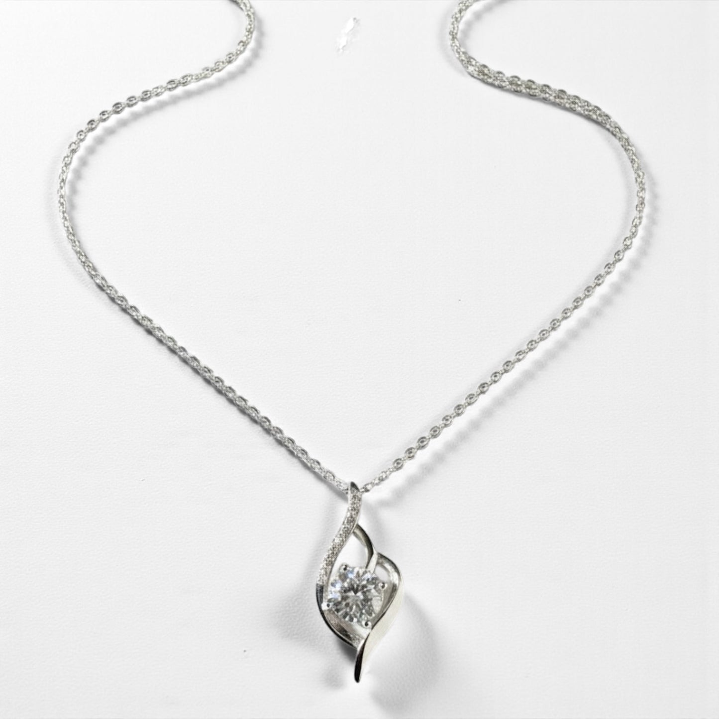 COLLANA IN ARGENTO CON PENDENTE GOCCIA E PIETRA BIANCA