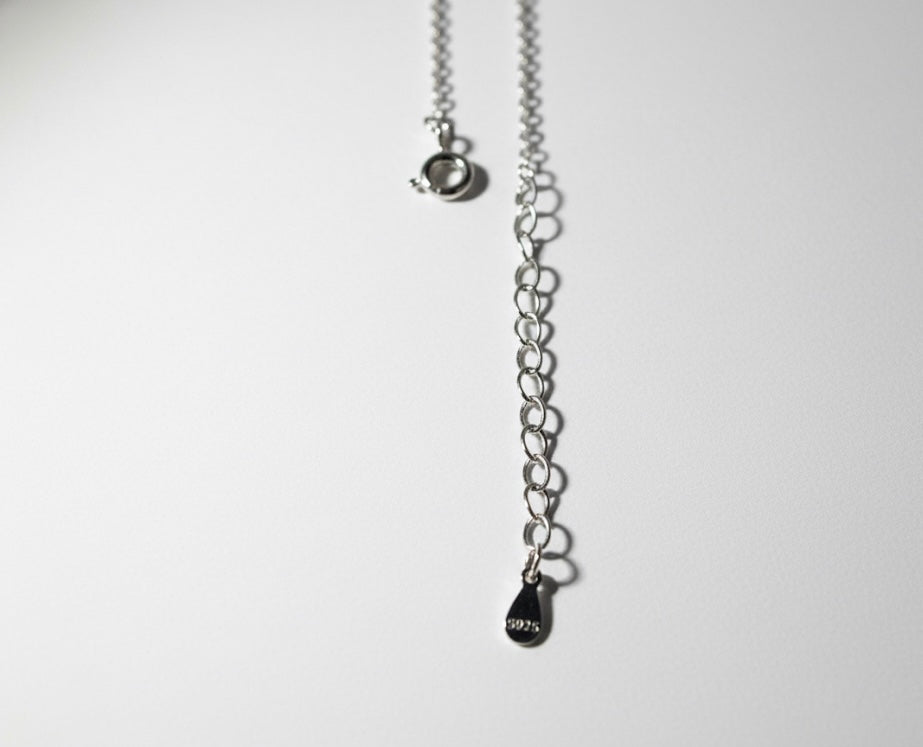 COLLANA IN ARGENTO CON PENDENTE GOCCIA E PIETRA BIANCA
