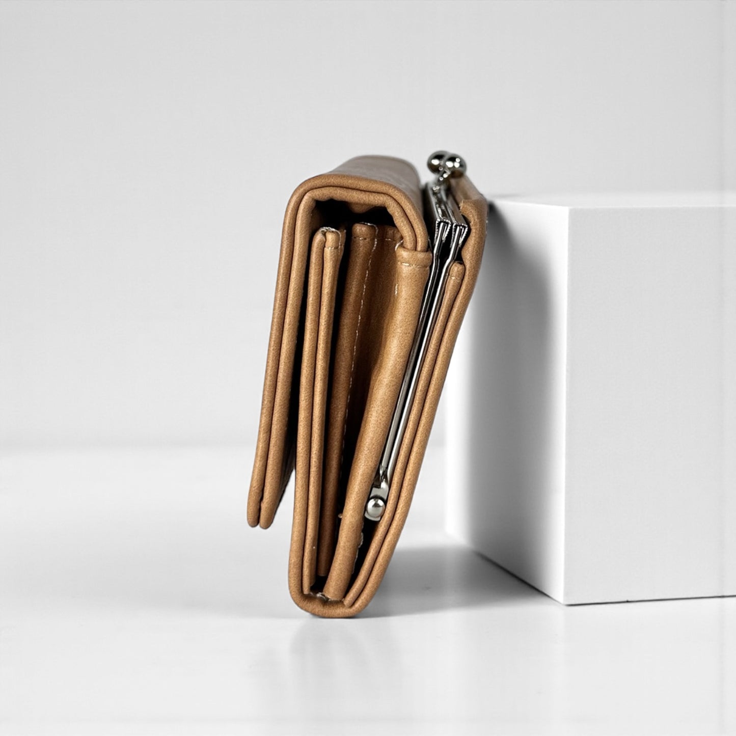 PORTAFOGLIO DONNA CON CHIUSURA A SCATTO